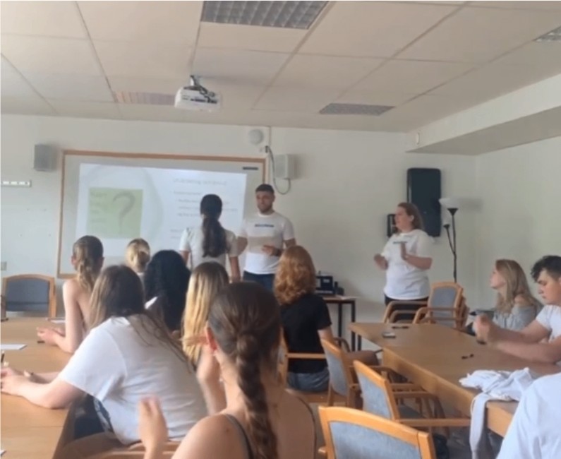Unga på ledarskapsutbildning i ett klassrum