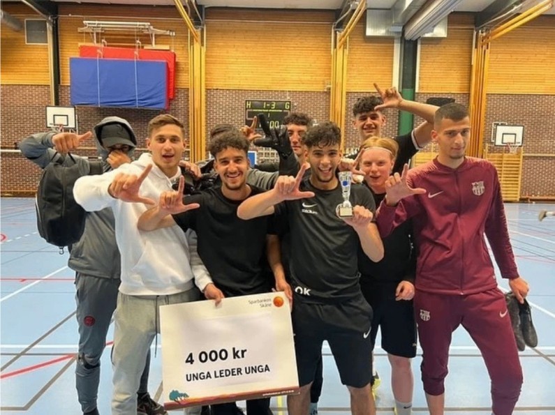 Vinnarlaget i Unga Leder Ungas fotbollsturnering med pokal och vinstcheck